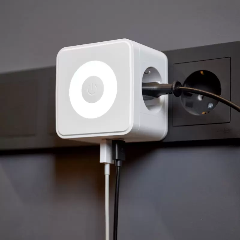 Двойник электрический Куб 16А с заземлением + 2хUSB-A 2,4А + USB Type-C 3А с ночной подсветкой, белый REXANT в Самаре