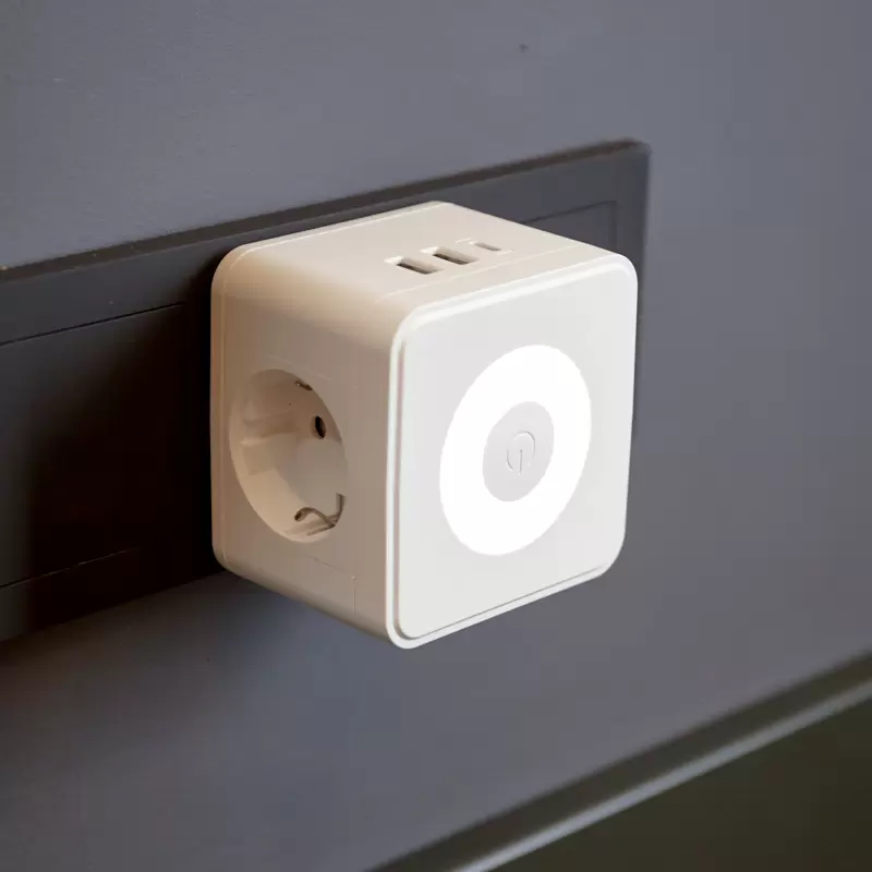 Двойник электрический Куб 16А с заземлением + 2хUSB-A 2,4А + USB Type-C 3А с ночной подсветкой, белый REXANT в Самаре