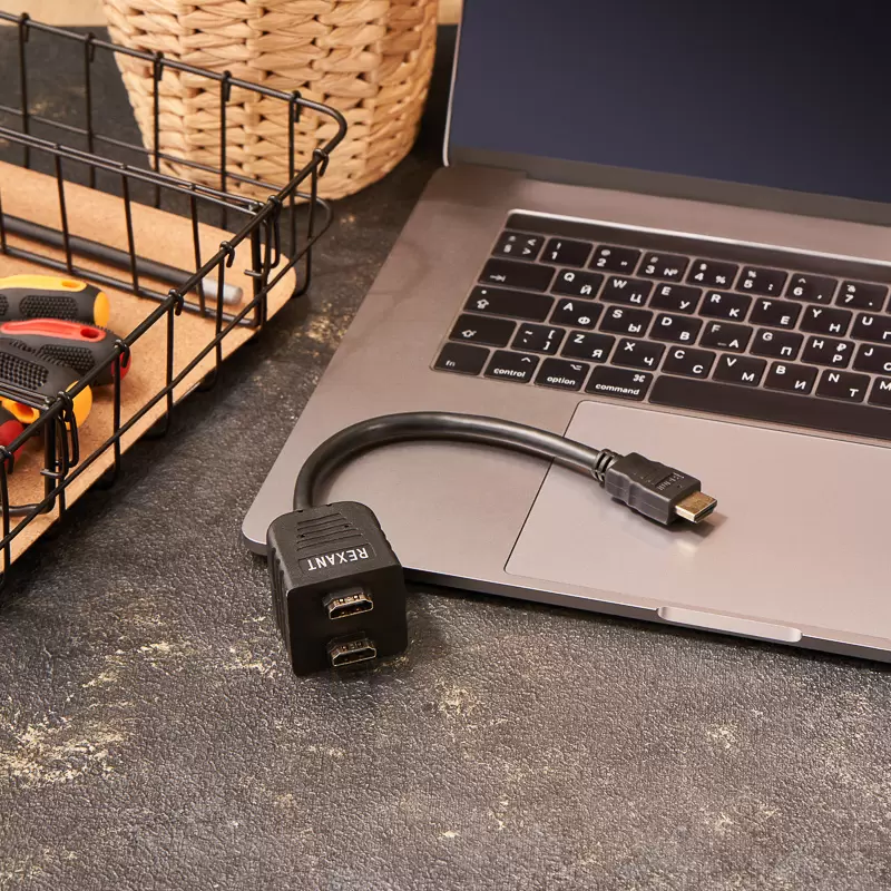 Переходник штекер HDMI - 2 гнезда HDMI с проводом, черный REXANT в Самаре